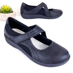 CLARKS WOMEN'S SILLIAN BELLA MARY JANE FLAT